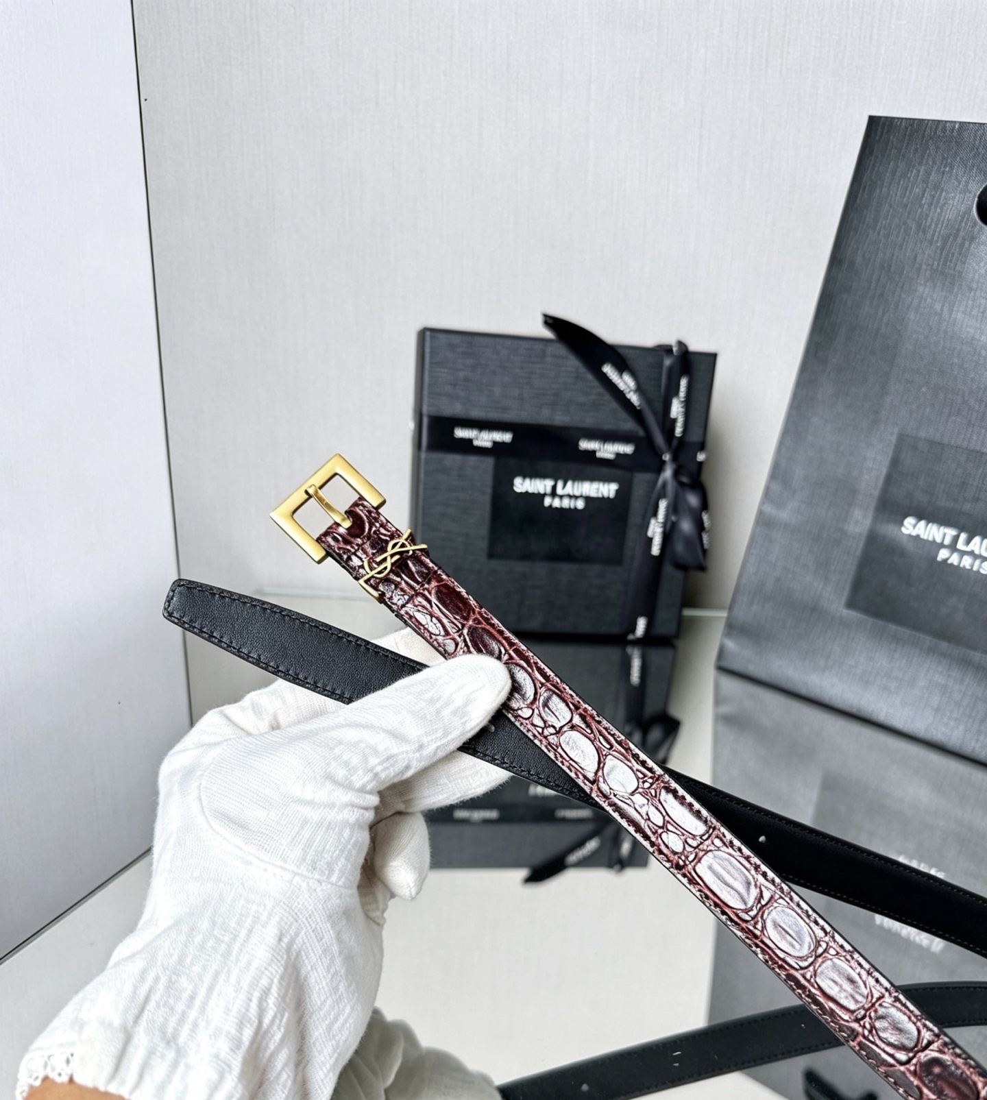 YSL 20mm皮带质感很在线,深棕鳄鱼纹配金色扣头,复古和轻奢感都有了。鳄鱼压纹比光面皮更有层次,而且比之前那条黑色荔 YSL 20mm皮带质感很在线,深棕鳄鱼纹配金色扣头,复古和轻奢感都有了。鳄鱼压纹比光面皮更有层次,而且比之前那条黑色荔