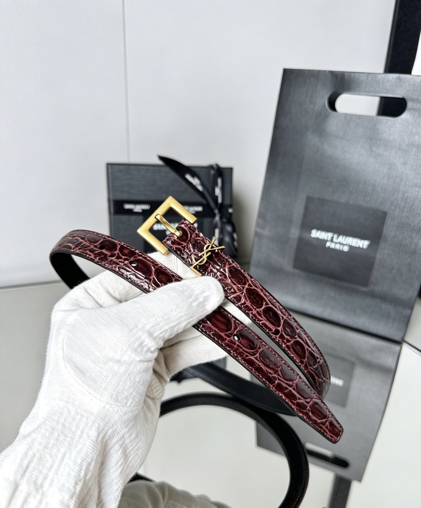 YSL 20mm皮带质感很在线,深棕鳄鱼纹配金色扣头,复古和轻奢感都有了。鳄鱼压纹比光面皮更有层次,而且比之前那条黑色荔 YSL 20mm皮带质感很在线,深棕鳄鱼纹配金色扣头,复古和轻奢感都有了。鳄鱼压纹比光面皮更有层次,而且比之前那条黑色荔
