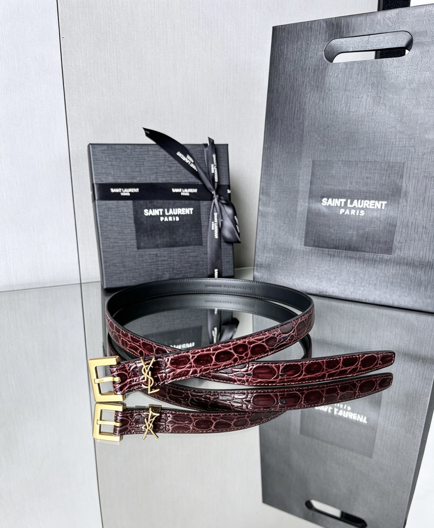 YSL 20mm皮带质感很在线,深棕鳄鱼纹配金色扣头,复古和轻奢感都有了。鳄鱼压纹比光面皮更有层次,而且比之前那条黑色荔 YSL 20mm皮带质感很在线,深棕鳄鱼纹配金色扣头,复古和轻奢感都有了。鳄鱼压纹比光面皮更有层次,而且比之前那条黑色荔
