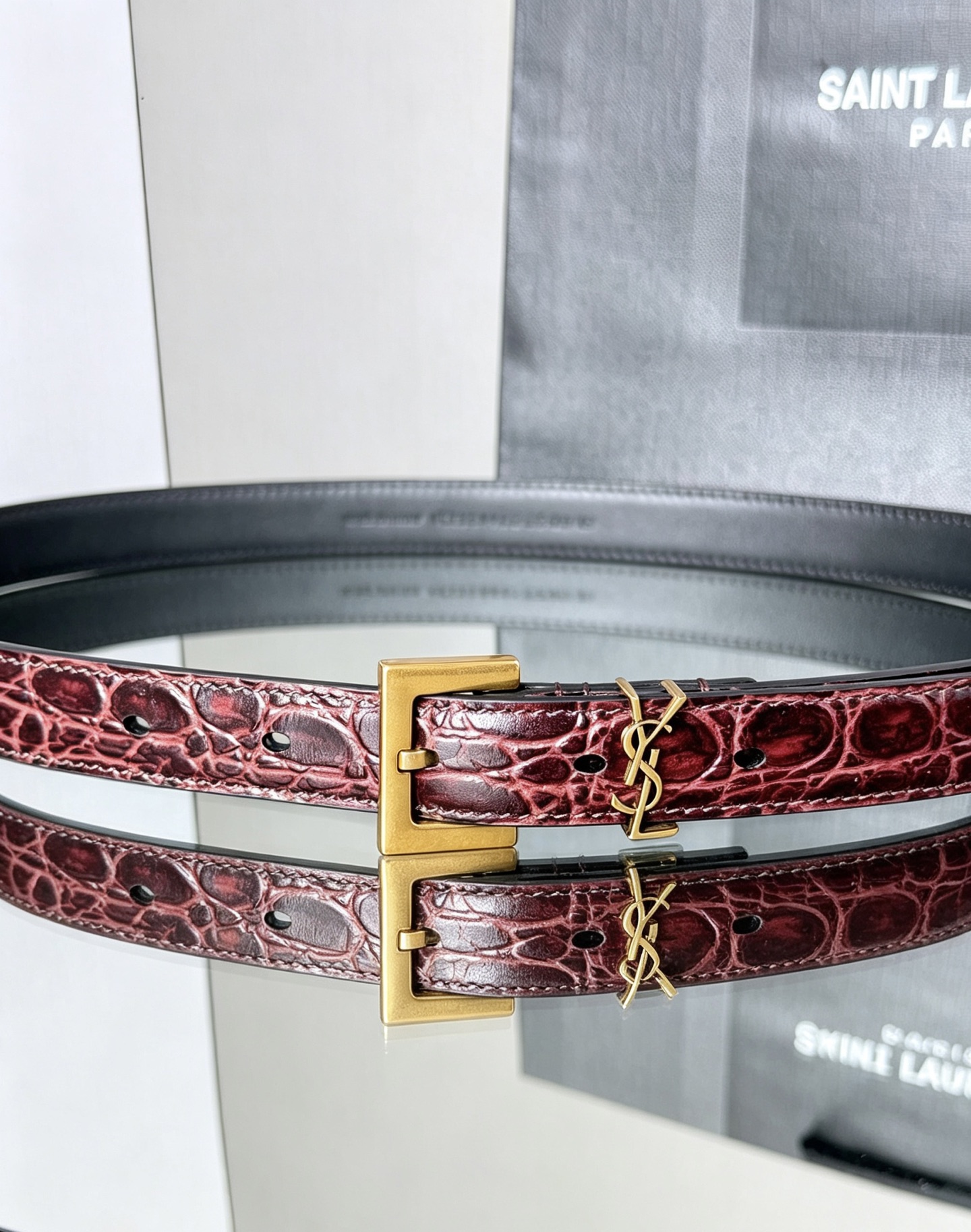 YSL 20mm皮带质感很在线,深棕鳄鱼纹配金色扣头,复古和轻奢感都有了。鳄鱼压纹比光面皮更有层次,而且比之前那条黑色荔 YSL 20mm皮带质感很在线,深棕鳄鱼纹配金色扣头,复古和轻奢感都有了。鳄鱼压纹比光面皮更有层次,而且比之前那条黑色荔