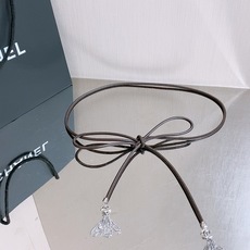 Chanel 26S 双C金扣流苏羊皮腰带,超有氛围感的编织腰带,特别百搭。 老钱风设计,搭配毛绒元素,温柔又不失质感。 Chanel 26S 双C金扣流苏羊皮腰带,超有氛围感的编织腰带,特别百搭。 老钱风设计,搭配毛绒元素,温柔又不失质感。
