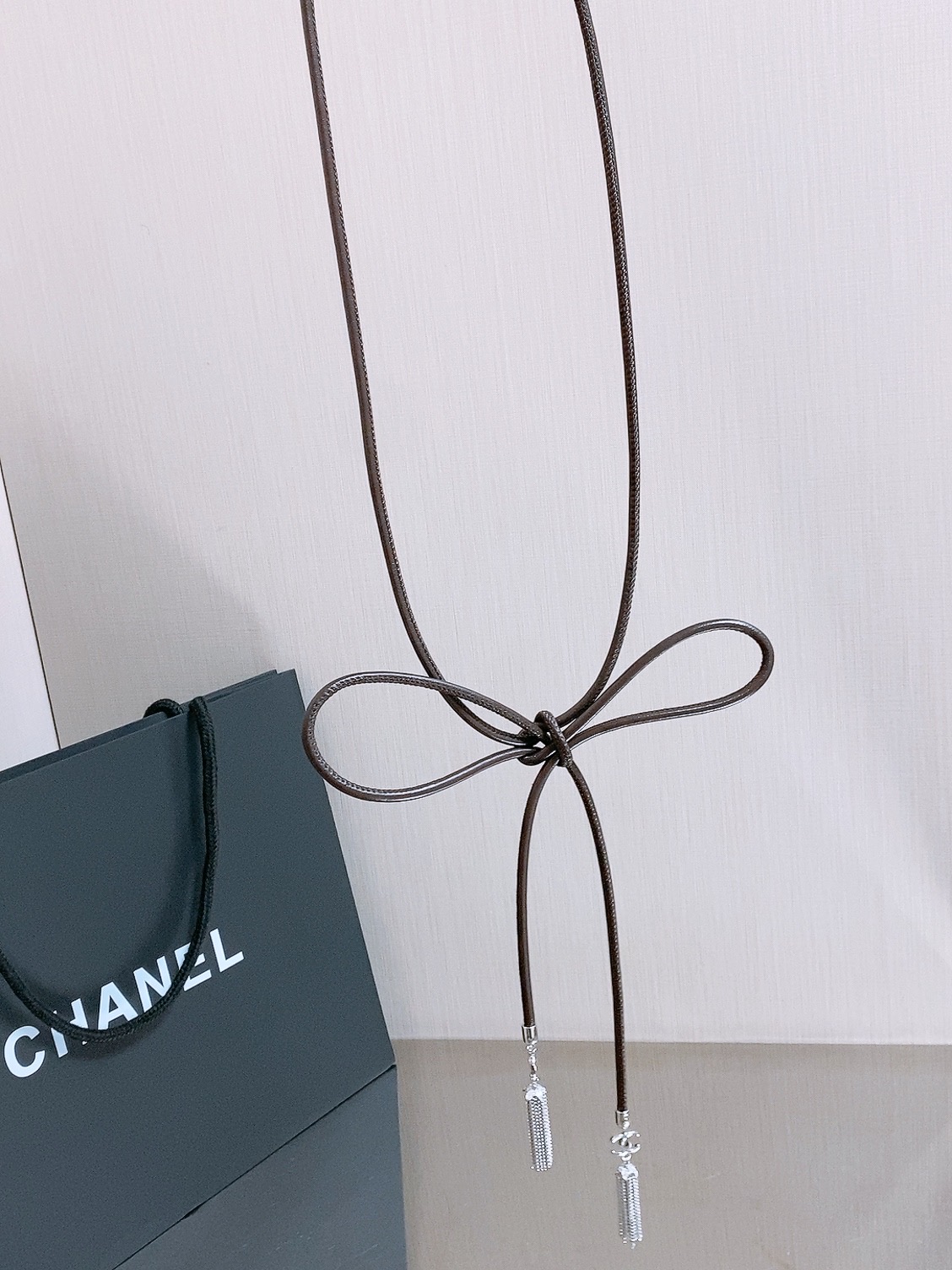 Chanel 26S 双C金扣流苏羊皮腰带，超有氛围感的编织腰带，特别百搭。 老钱风设计，搭配毛绒元素，温柔又不失质感。