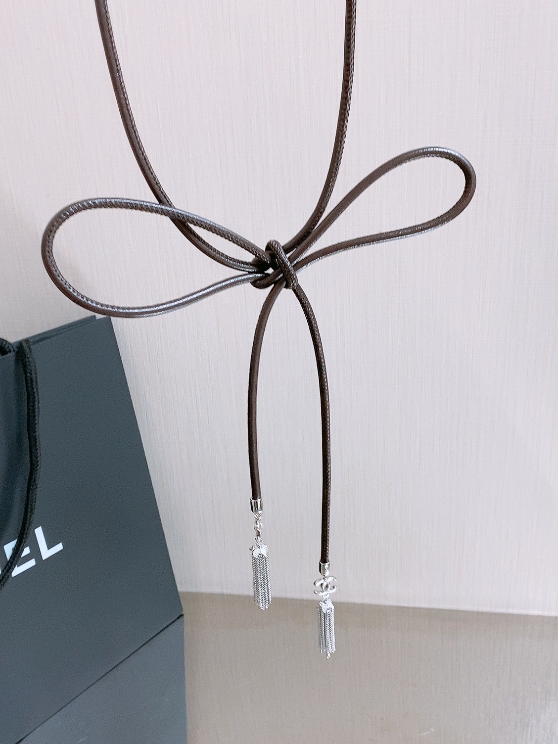 Chanel 26S 双C金扣流苏羊皮腰带，超有氛围感的编织腰带，特别百搭。 老钱风设计，搭配毛绒元素，温柔又不失质感。