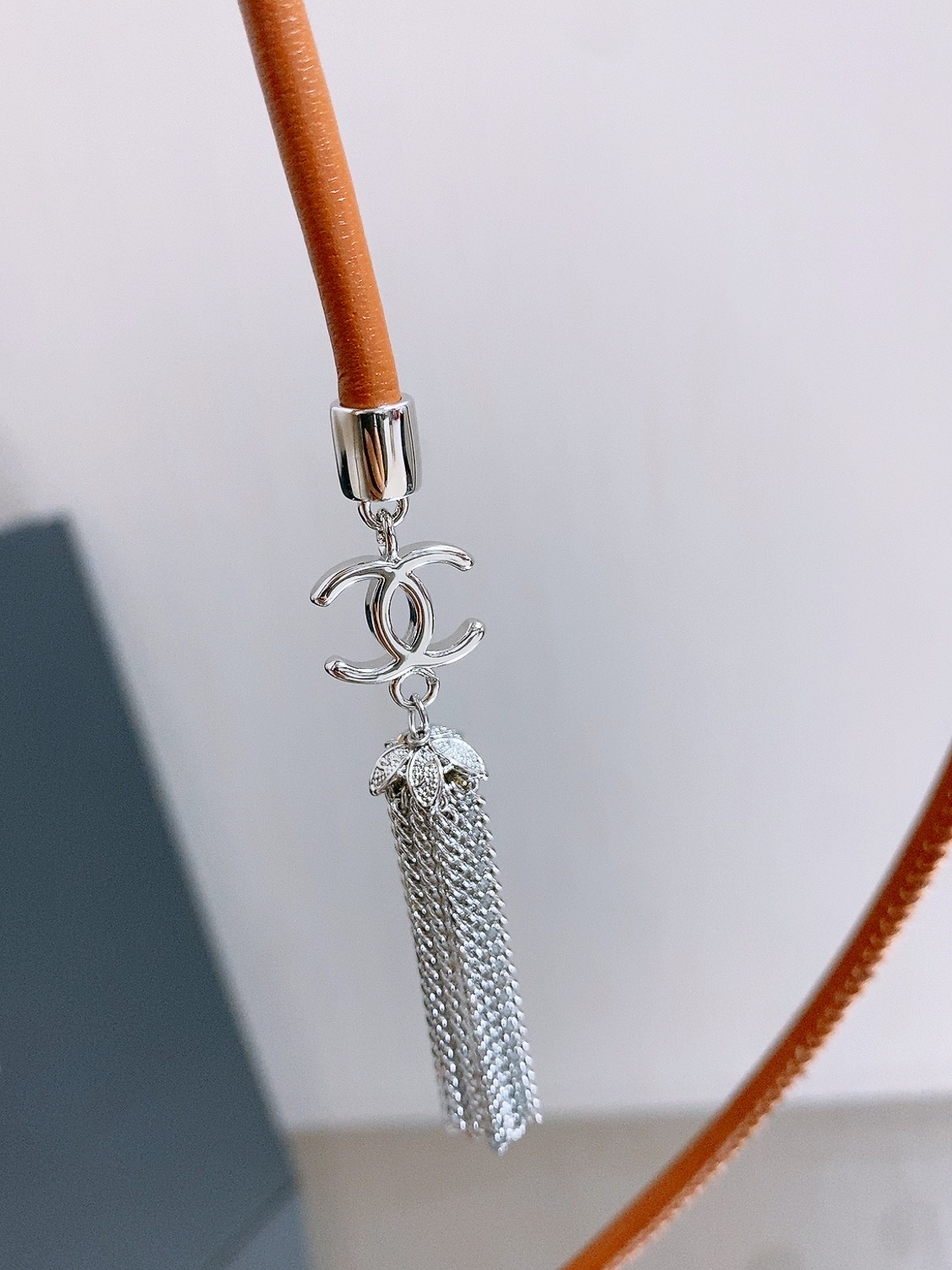 Chanel 26S 双C金扣流苏羊皮腰带，超有氛围感的编织腰带，特别百搭。 老钱风设计，搭配毛绒元素，温柔又不失质感。