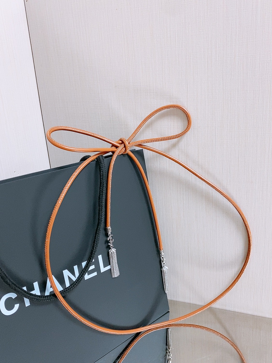 Chanel 26S 双C金扣流苏羊皮腰带，超有氛围感的编织腰带，特别百搭。 老钱风设计，搭配毛绒元素，温柔又不失质感。