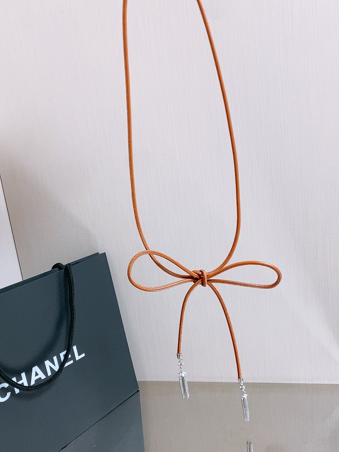 Chanel 26S 双C金扣流苏羊皮腰带，超有氛围感的编织腰带，特别百搭。 老钱风设计，搭配毛绒元素，温柔又不失质感。