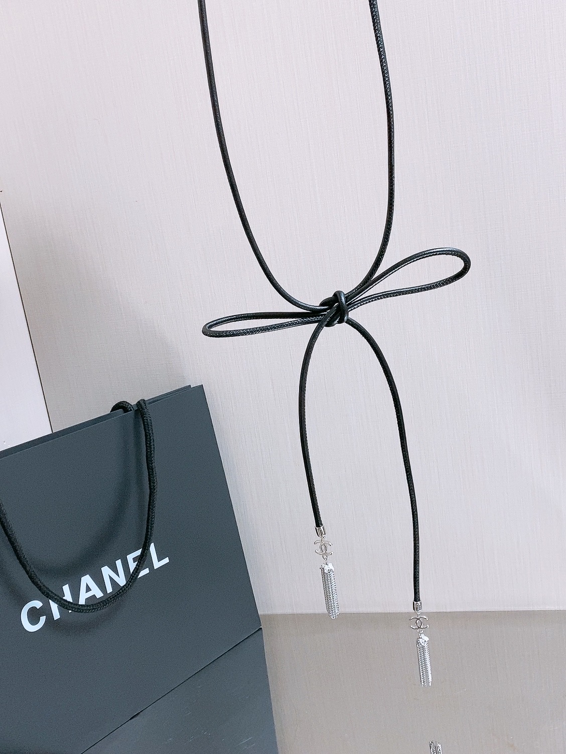 Chanel 26S 双C金扣流苏羊皮腰带，超有氛围感的编织腰带，特别百搭。 老钱风设计，搭配毛绒元素，温柔又不失质感。