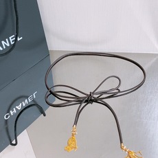 Chanel 26S 双C金扣流苏羊皮腰带,超有氛围感的编织腰带,特别百搭。 老钱风设计,搭配毛绒元素,温柔又不失质感。 Chanel 26S 双C金扣流苏羊皮腰带,超有氛围感的编织腰带,特别百搭。 老钱风设计,搭配毛绒元素,温柔又不失质感。