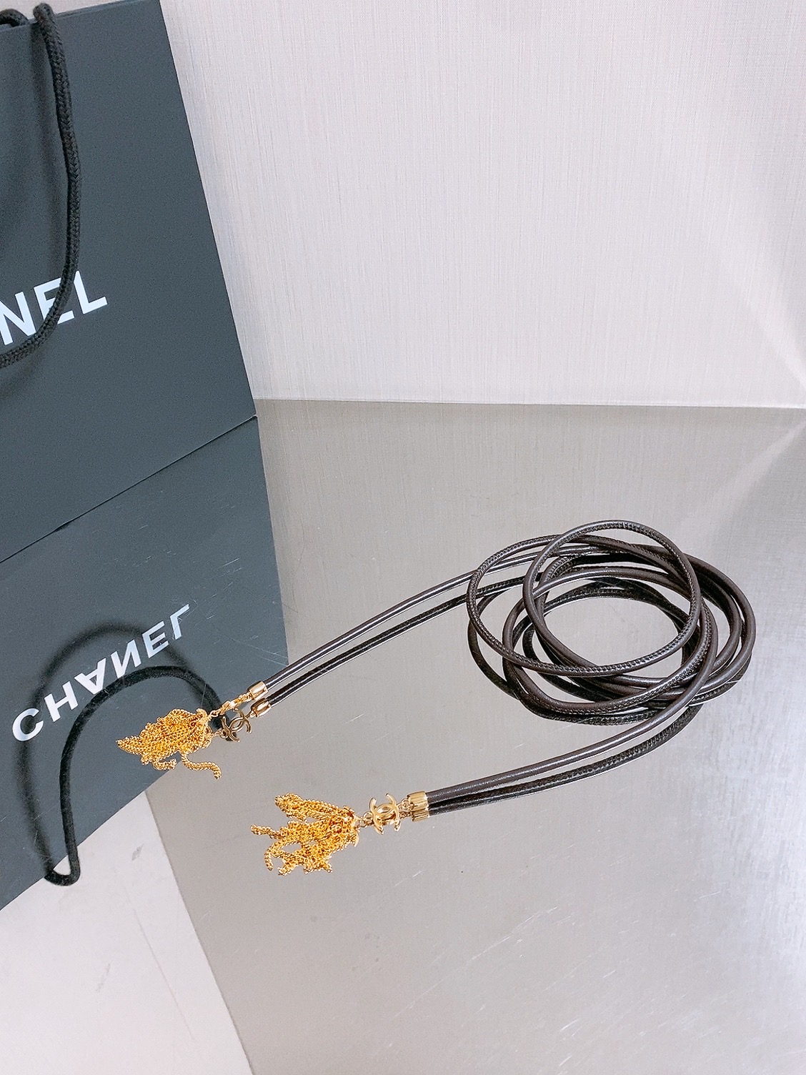Chanel 26S 双C金扣流苏羊皮腰带，超有氛围感的编织腰带，特别百搭。 老钱风设计，搭配毛绒元素，温柔又不失质感。