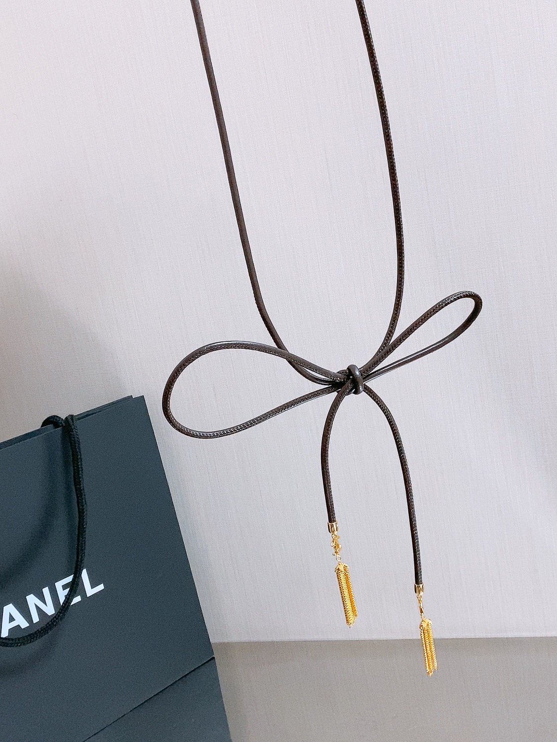 Chanel 26S 双C金扣流苏羊皮腰带，超有氛围感的编织腰带，特别百搭。 老钱风设计，搭配毛绒元素，温柔又不失质感。