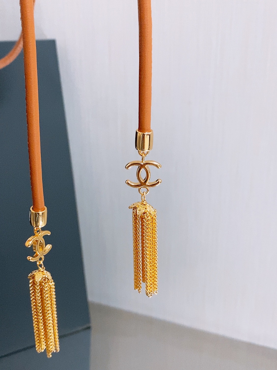 Chanel 26S 双C金扣流苏羊皮腰带，超有氛围感的编织腰带，特别百搭。 老钱风设计，搭配毛绒元素，温柔又不失质感。