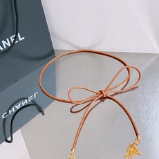Chanel 26S 双C金扣流苏羊皮腰带,超有氛围感的编织腰带,特别百搭。 老钱风设计,搭配毛绒元素,温柔又不失质感。 Chanel 26S 双C金扣流苏羊皮腰带,超有氛围感的编织腰带,特别百搭。 老钱风设计,搭配毛绒元素,温柔又不失质感。