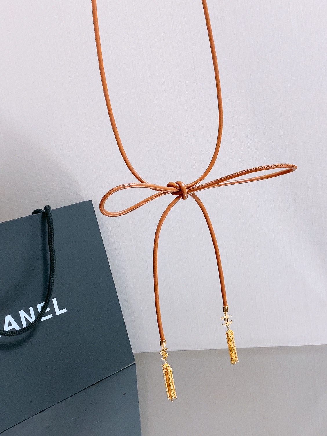 Chanel 26S 双C金扣流苏羊皮腰带，超有氛围感的编织腰带，特别百搭。 老钱风设计，搭配毛绒元素，温柔又不失质感。