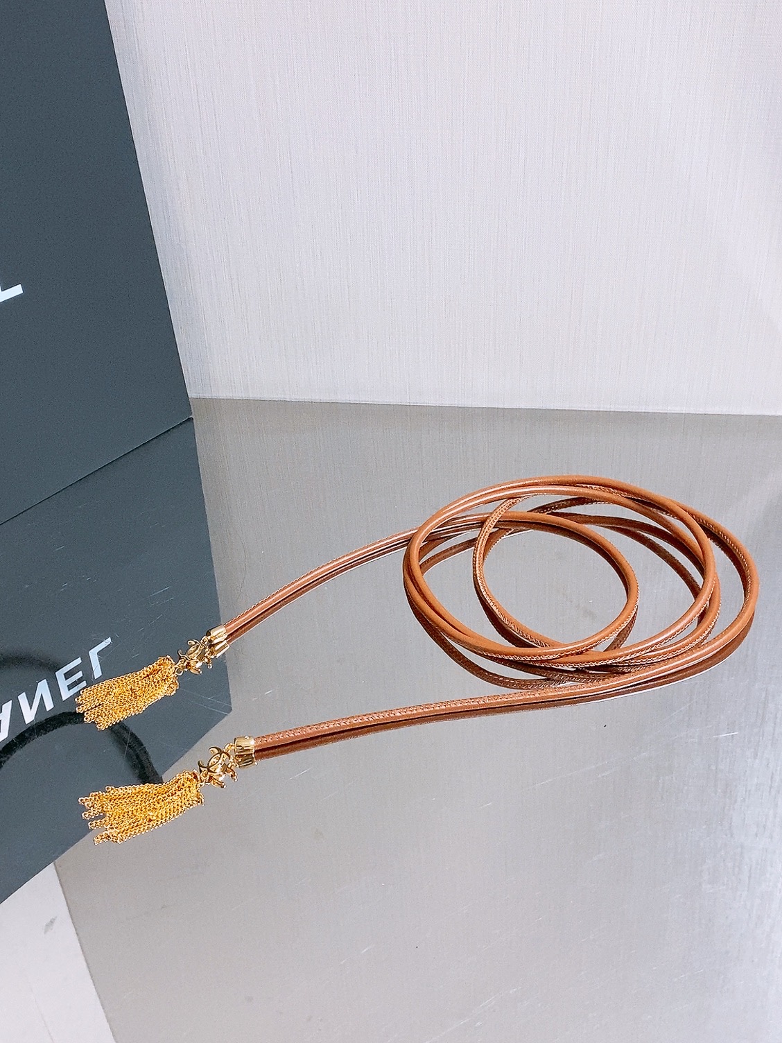 Chanel 26S 双C金扣流苏羊皮腰带，超有氛围感的编织腰带，特别百搭。 老钱风设计，搭配毛绒元素，温柔又不失质感。