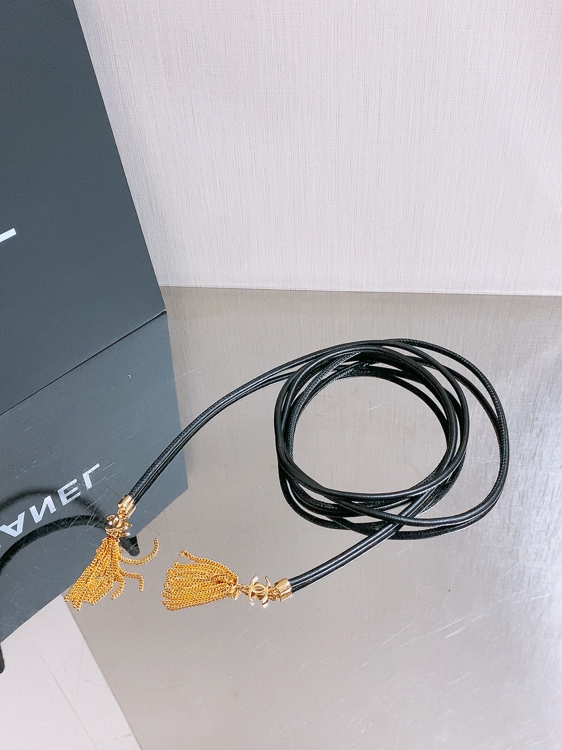 Chanel 26S 双C金扣流苏羊皮腰带，超有氛围感的编织腰带，特别百搭。 老钱风设计，搭配毛绒元素，温柔又不失质感。