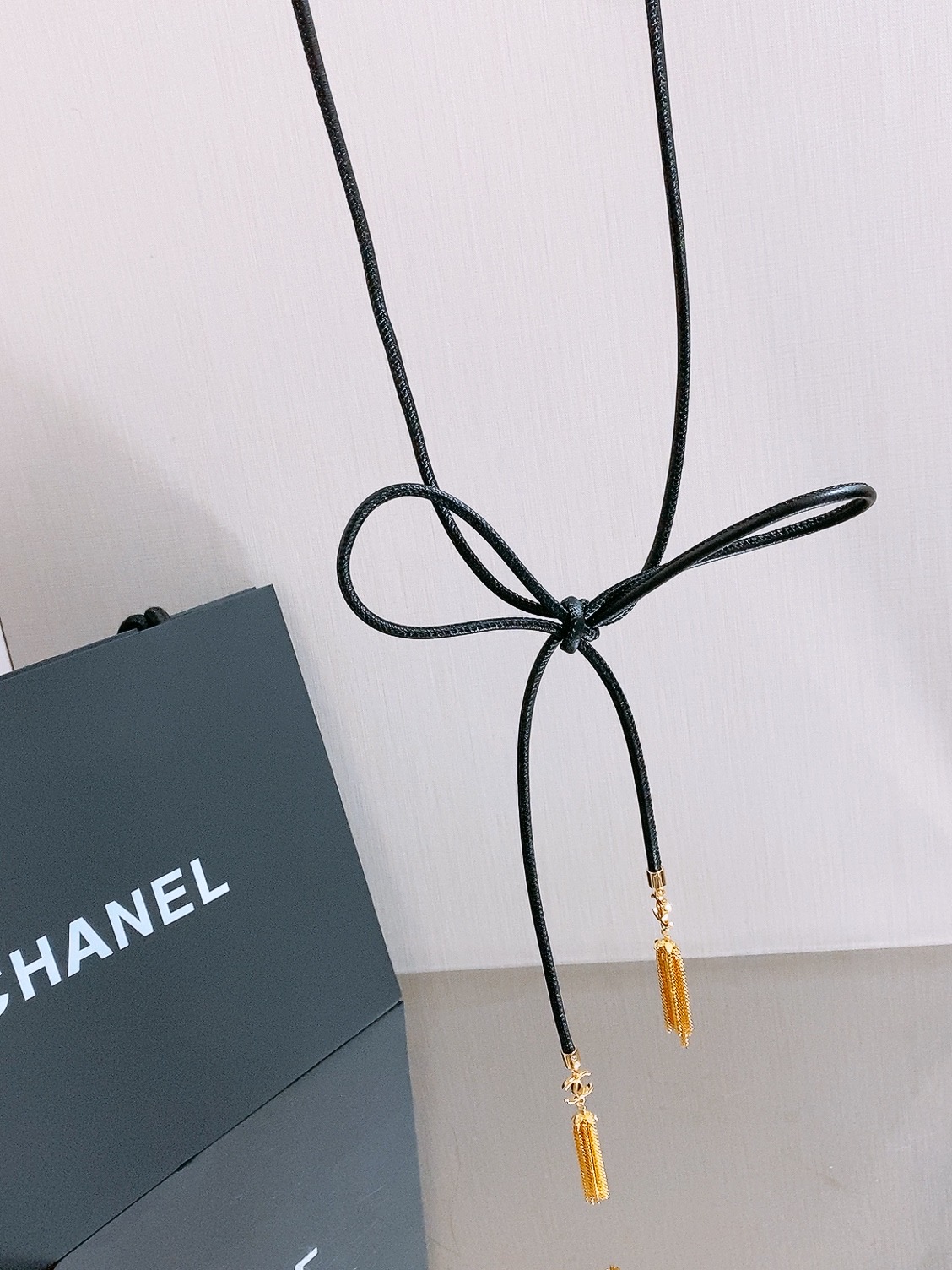 Chanel 26S 双C金扣流苏羊皮腰带，超有氛围感的编织腰带，特别百搭。 老钱风设计，搭配毛绒元素，温柔又不失质感。