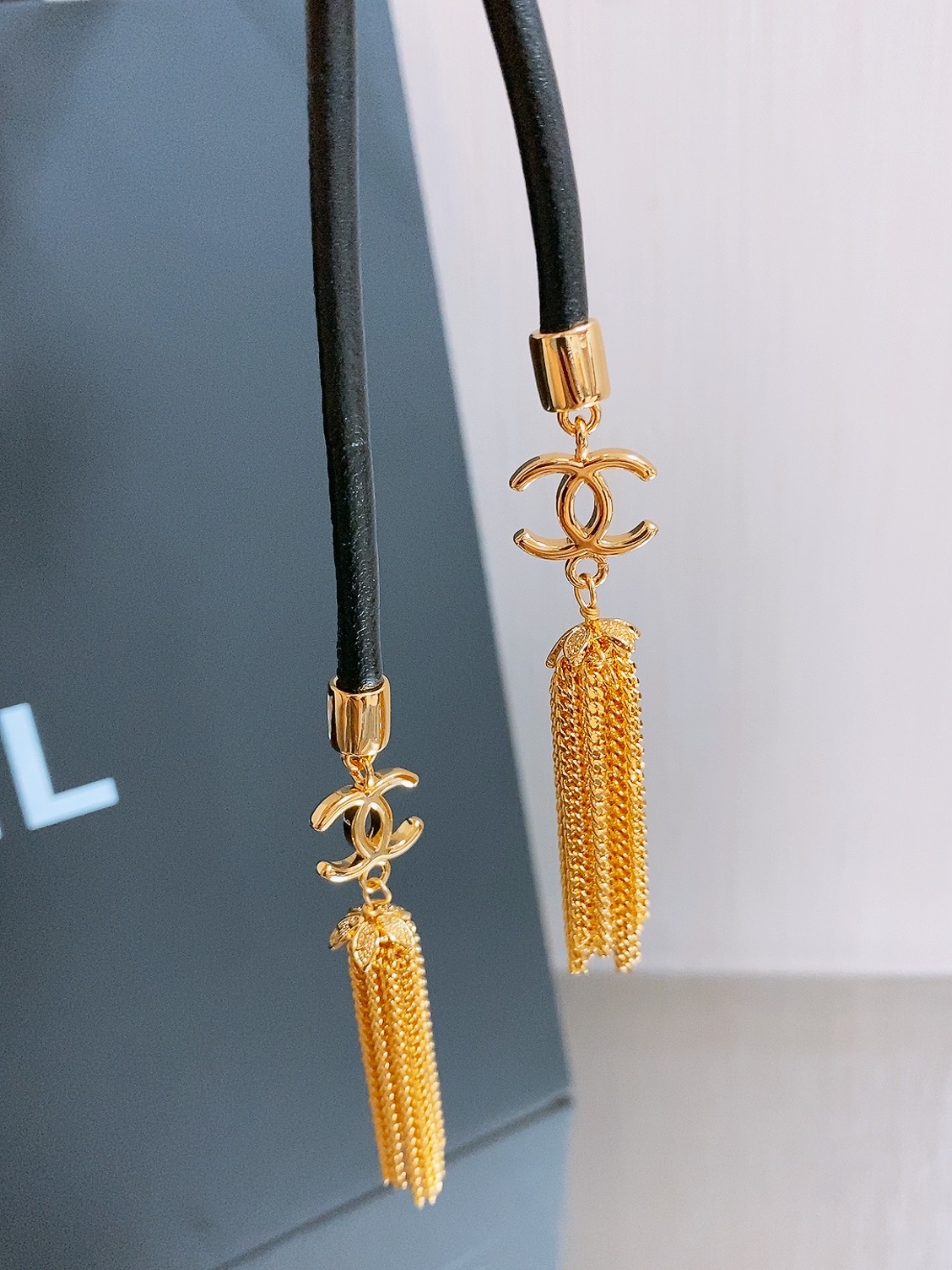 Chanel 26S 双C金扣流苏羊皮腰带，超有氛围感的编织腰带，特别百搭。 老钱风设计，搭配毛绒元素，温柔又不失质感。
