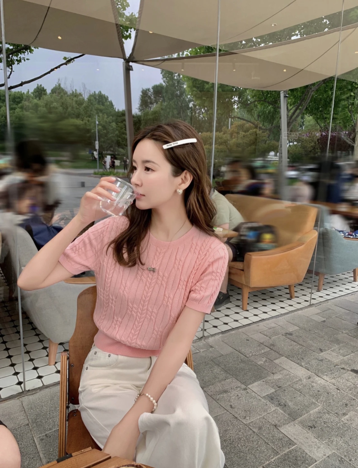 NO:677802,miu letter hairpin wearing picture reference,,miumiu,hairpins,Cardia high-end jewelry19860909miu字母发夹佩戴图参考,,miumiu,hairpins,卡迪亚高端饰品,Jewelry