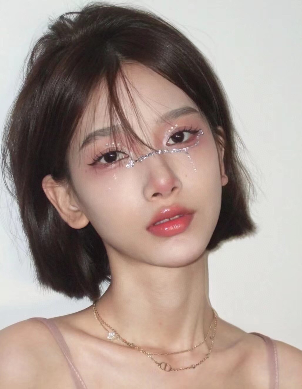 爆款返场必买\n仙女星星CD图案双层项链\n长度38➕3CM\n太少女了吧，花一条的钱带出两条效果\n叠戴超级好看，星星BlingBling\n购入yb材质：施华洛银色魅影钻！\n可可爱爱⭐️\n