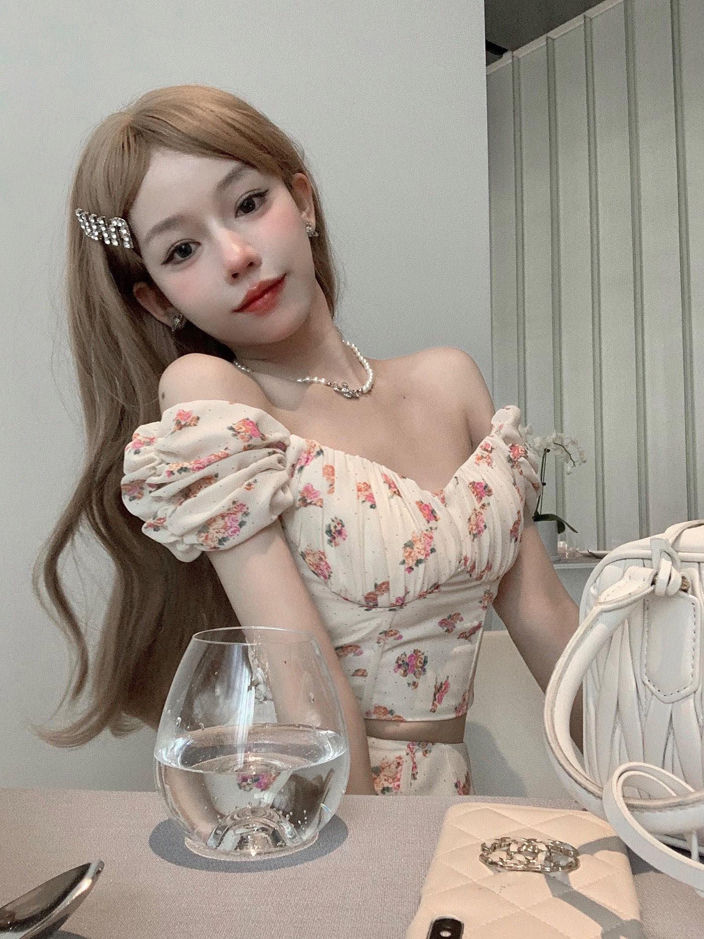 NO:634487,The hairpin wearing picture refers to the atmosphere of a rich family, hairpins, Cartier high-end jewelry19860909发夹佩戴图参考富家千金氛围,,hairpins,卡迪亚高端饰品,Jewelry