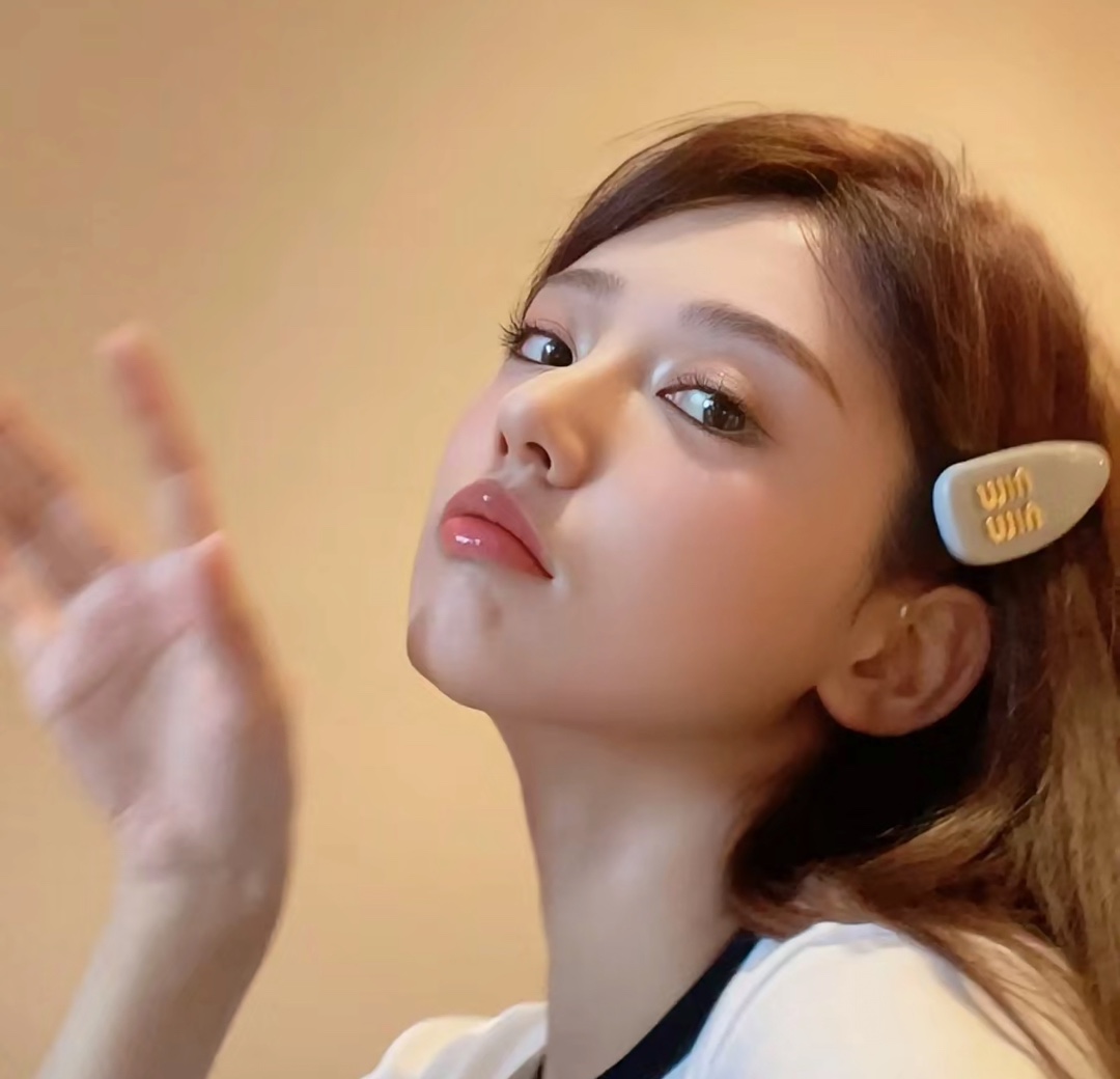 NO:632761,The milk blue hairpin looks so good when worn, hairpins, Cartier high-end jewelry19860909奶蓝色发夹佩戴效果太好看啦,,hairpins,卡迪亚高端饰品,Jewelry