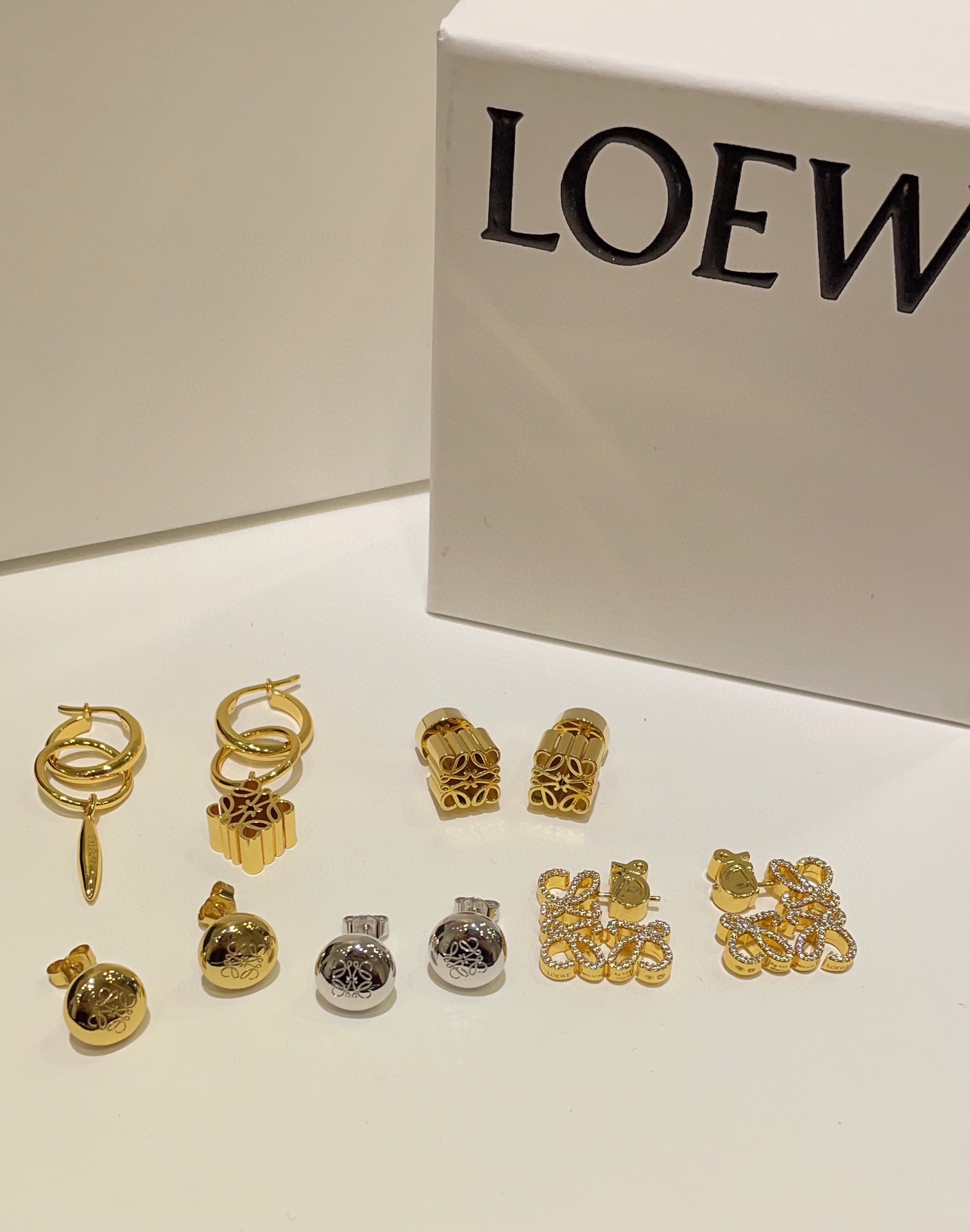 𝐿𝑂𝐸𝑊𝐸 新款Anagram系列合集

极简风格天花板设计 谁戴谁好看
日常通勤or凹造型都能搭配🥮
一系列购入yb 买到赚到闭眼入啦