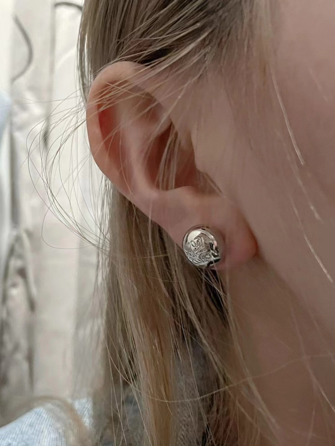 今日到货🆕购入yb
𝐿𝑂𝐸𝑊𝐸 新款银色Anagram纽扣小圆豆耳钉

可可爱爱的银色小纽扣 圆润饱满
金属亮面➕logo 极简与高级感的融合 
真的是一眼惊艳 各种风格都能驾驭
yb银材质 定制款黄铜材质真金电镀
