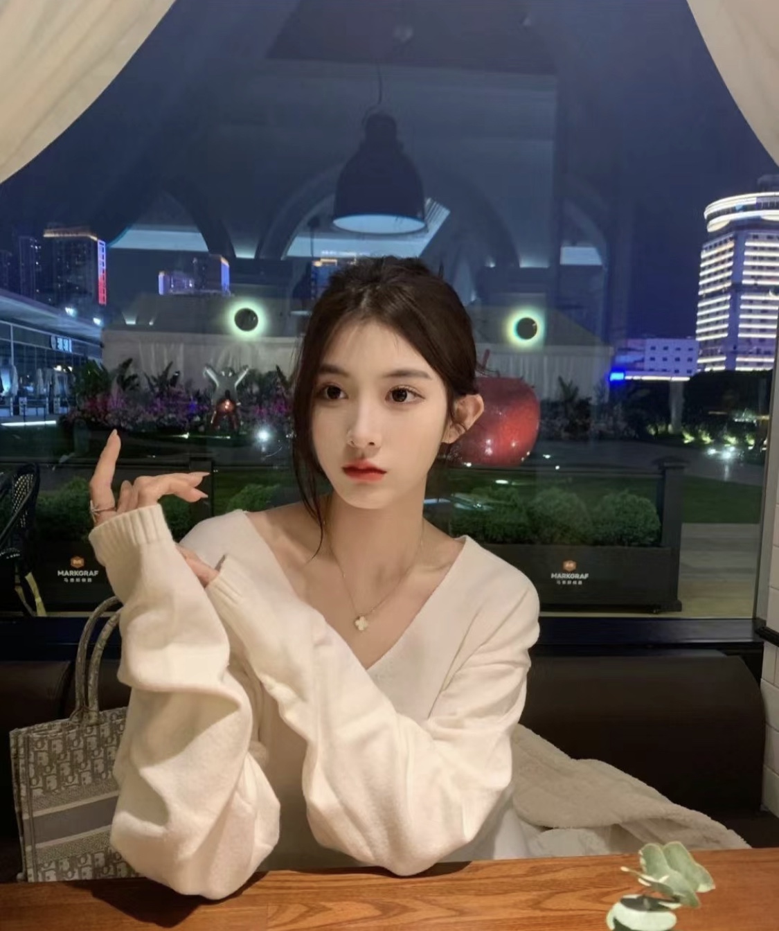 NO:765736,Ready-made instant hair series VCA classic white mother-of-pearl four-leaf clover gold necklace & super gentle white mother-of-pearl comes with soft light filter, necklace, Cartier high-end jewelry19860909现货秒发系列 VCA经典白母贝四叶草金色项链  &  超级温柔的白色母贝 自带柔光滤镜,,necklace,卡迪亚高端饰品,Jewelry