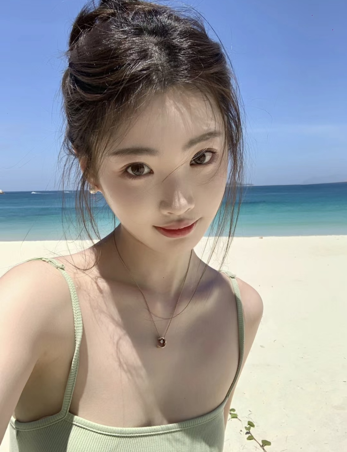 NO:634948,Jing Boran Jennie, many stars have the same style, Coco Crush Shui Bing Yue Moon Diamond Necklace, Platinum, Rose Gold Wearing Picture, Two Colors must be in stock, necklace, Cartier high-end jewelry19860909井柏然 jennie 众多明星同款 coco crush 水冰月月亮钻石项链 白金 玫瑰金佩戴图 两色现货必入,,necklace,卡迪亚高端饰品,Jewelry