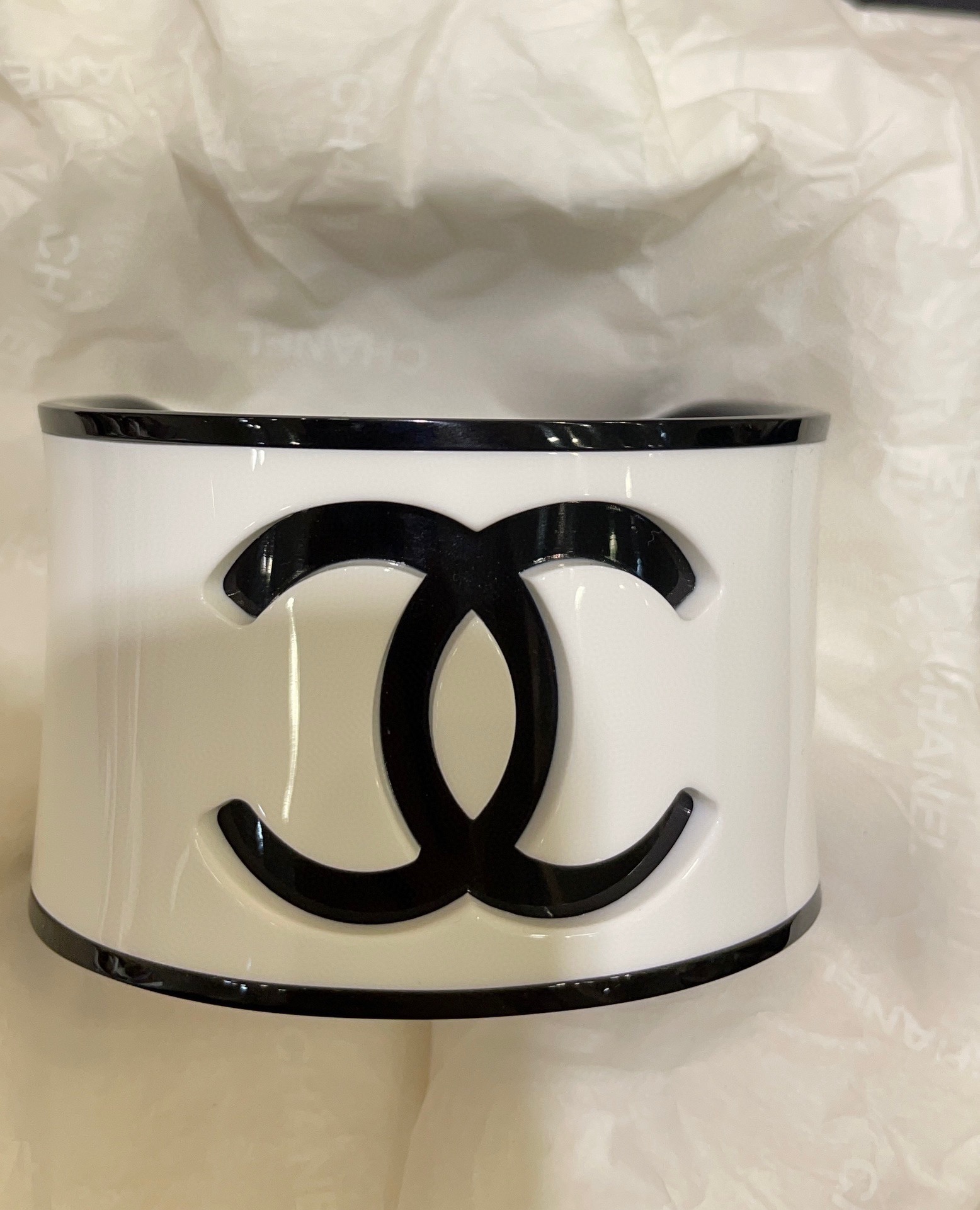 NO:632750,88220, arrived today in black and white color, 23s new black double C white acrylic wide open bracelet, classic panda color matching, can be used in various styles, it is so cool and fashionable to match the wide design, super eye-catching, a must-have for cool girls’ daily look, consistent acrylic material, great texture, earn money after buying, bracelet with packaging box, bracelet, Cartier high-end jewelry1986090988220,今日到货黑白配色 23s新款黑色双C白色亚克力宽版开口手镯 经典熊猫配色各种风格都能驾驭 搭配宽版设计简直太酷太时髦啦 上手超级吸睛酷女孩日常look必备 z一致亚克力材质 质感超赞买到赚到 手镯带包装盒,,bracelet,卡迪亚高端饰品,Jewelry