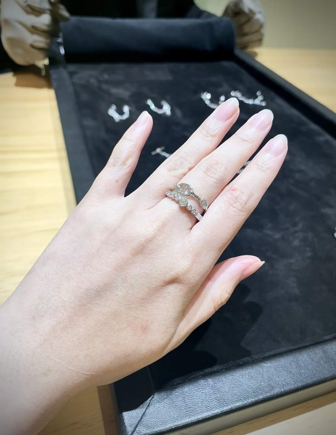 NO:895824,Pig nose diamond double layer ring wearing picture, ring, Cardia high-end jewelry19860909猪鼻子排钻双层戒指佩戴图,,ring,卡迪亚高端饰品,Jewelry
