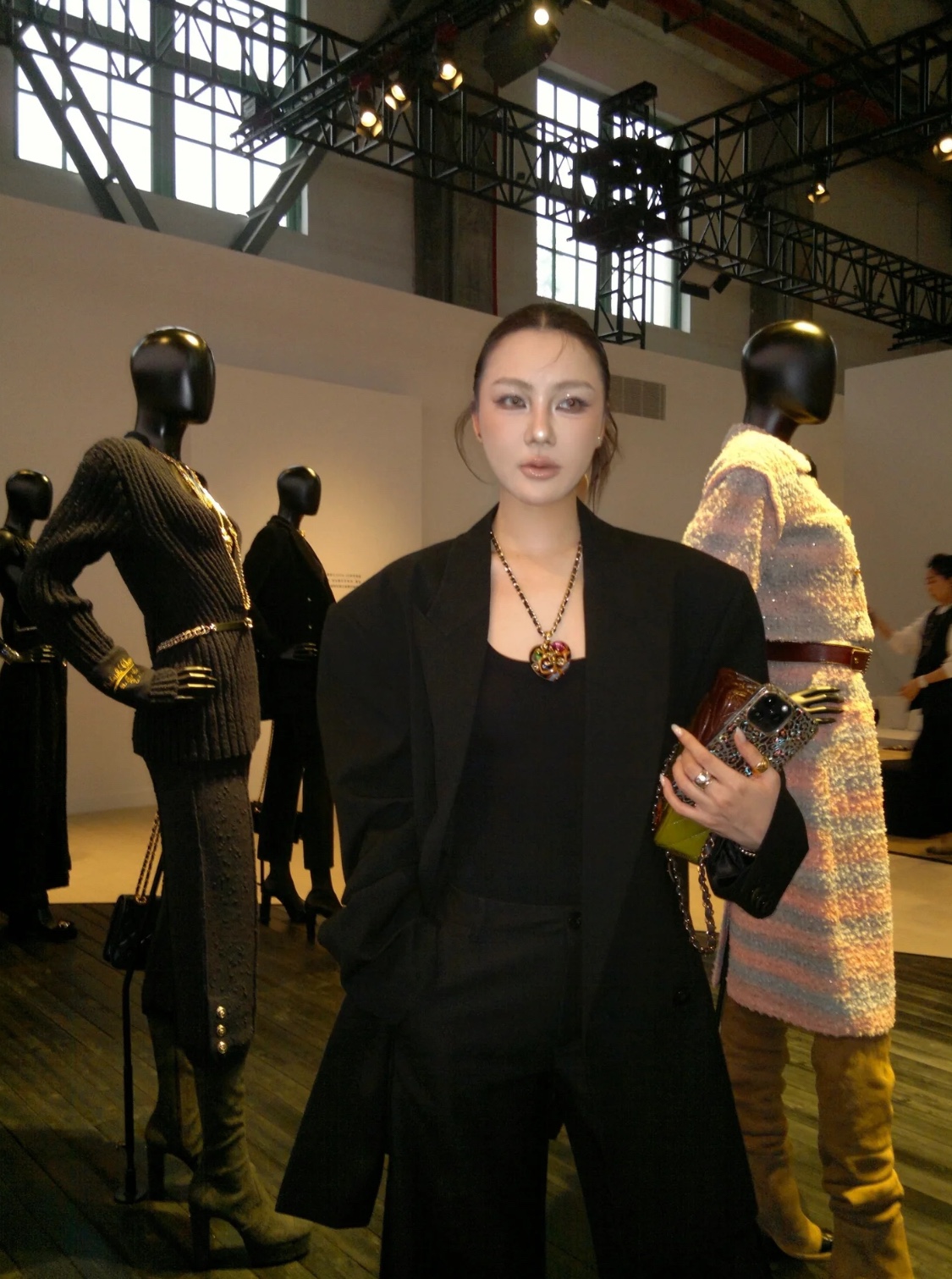 NO:631110,Retro pop color love necklace·wearing picture, necklace, Cartier high-end jewelry19860909复古波普彩色爱心项链·佩戴图,,necklace,卡迪亚高端饰品,Jewelry