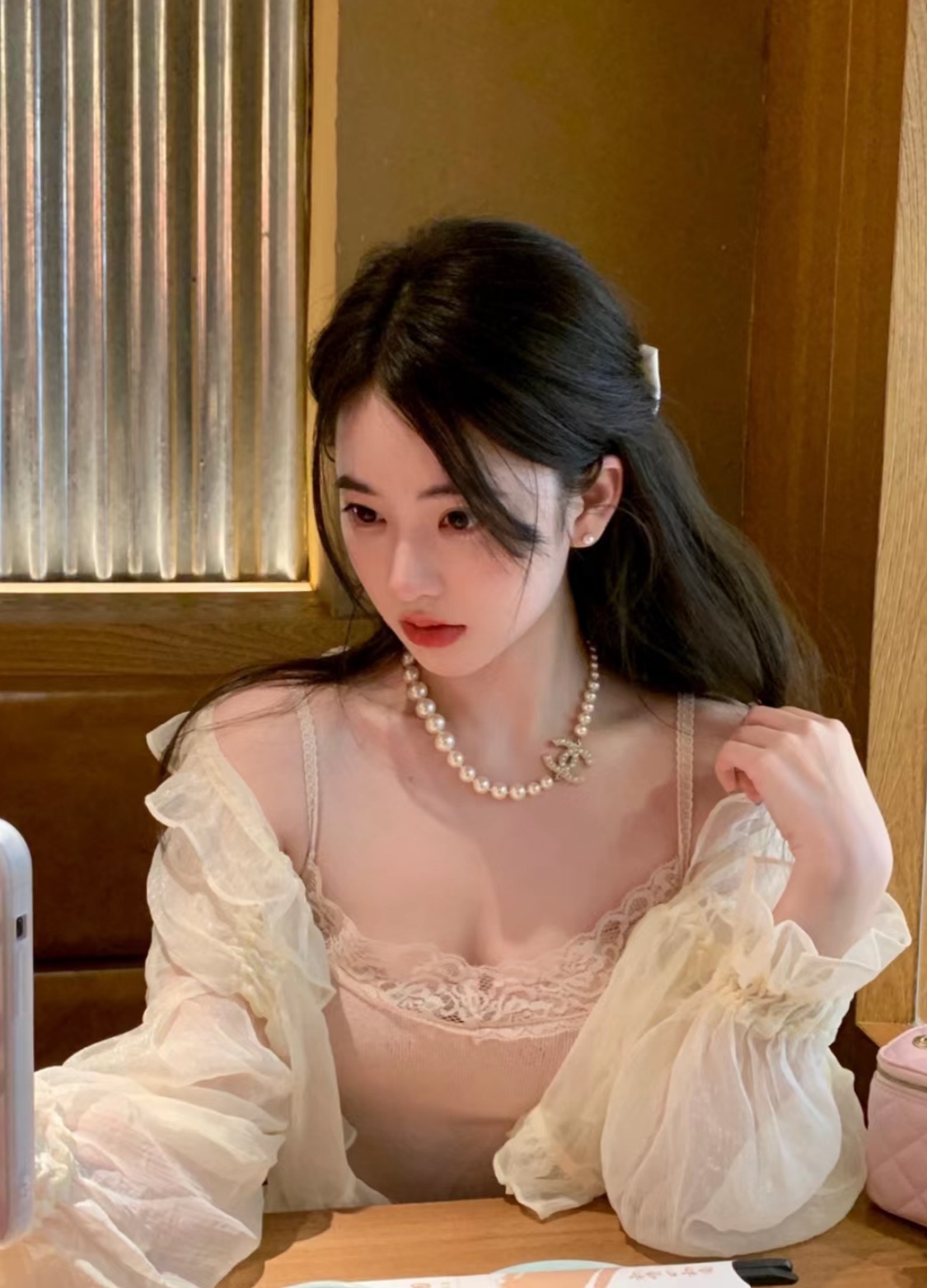 NO:635889,88230, classic explosive necklace Anniversary double C pearl short chain Must-have series for the 100th anniversary The color is full and the upper body is trendy and elegant for a younger age. White and Fumei’s daily matching temperament is standard. zp consistent brass material Swarovski pearl necklace, necklace, Cartier high-end jewelry1986090988230,经典爆款项链 周年纪念款双C珍珠短链 百周年必入系列 色泽饱满 上身减龄时髦又贵气 白富美日常搭配气质加分标配 zp一致黄铜材质施华洛珍珠 项链,,necklace,卡迪亚高端饰品,Jewelry