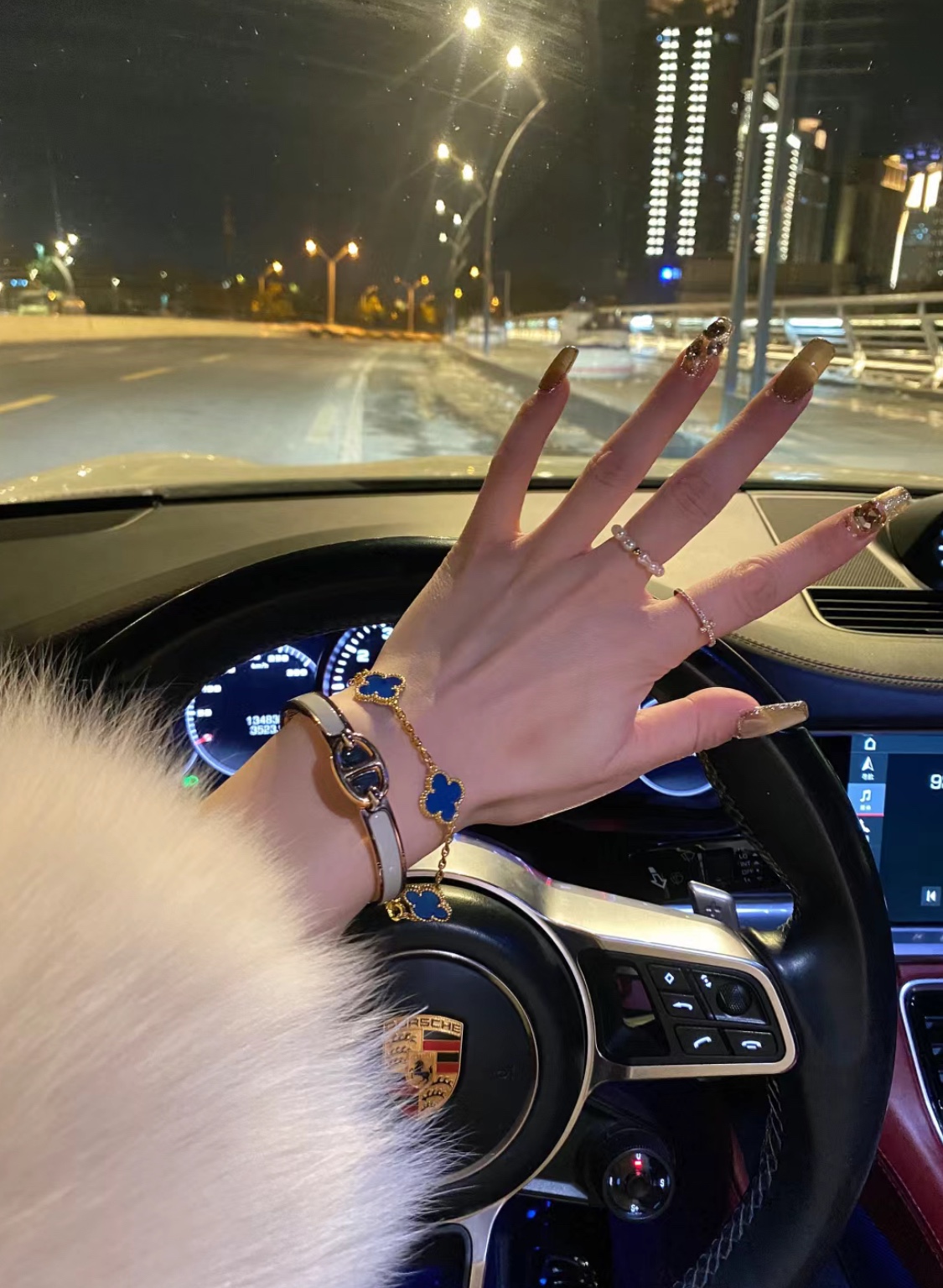 NO:635467,Five-flower metaphysics, the electric blue really gets better and better the more you look at it ~ Those who like to wear four-leaf clovers are lucky girls, Cartier high-end jewelry19860909五花玄学 电光蓝真的越看越香～ 喜欢戴四叶草的都是lucky girl,,卡迪亚高端饰品,Jewelry