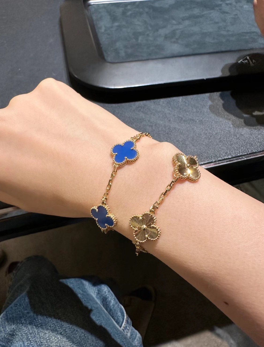 NO:634961,VCA gold laser five-flower bracelet·Wearing picture. Stacked, fashionable and rich. Other colors are also available, bracelet, gold, Cartier high-end jewelry19860909vca黄金镭射五花手链·佩戴图 叠戴时髦又富贵 其他配色也有,,bracelet,gold,卡迪亚高端饰品,Jewelry