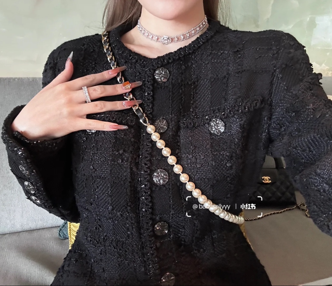 NO:635802,Camellia jewelry white gold choker is a must-have for white and rich celebrities. It looks good on the upper body. Cartier high-end jewelry.19860909山茶花珠宝白金色choker 白富美名媛们人手必备 上身好好看,,卡迪亚高端饰品,Jewelry