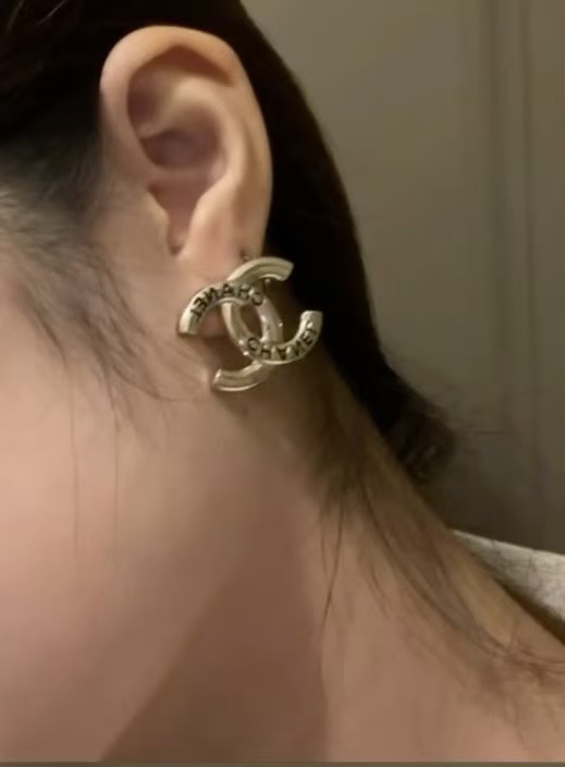 💰85
🖤黑金配色
𝑪𝒉𝒂𝒏𝒆𝒍 25C新款黑色珐琅字母双C耳钉

经典双C搭配字母刻字珐琅太可爱啦
各种风格都能驾驭  盲选都不会后悔☑️
zp一致黄铜镀金材质 珐琅工艺