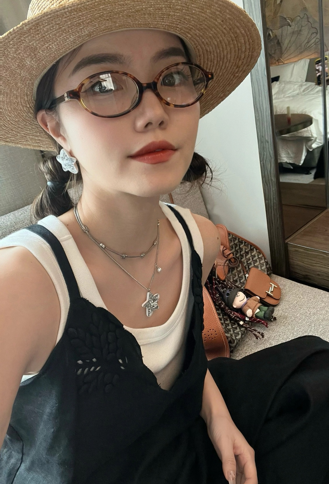 NO:632148,The silver sequined star necklace has finally been shipped. Let’s take a look at the pictures of beauties wearing it. It also looks good when worn stacked. Necklace, Cartier high-end jewelry19860909银色亮片星星项链 终于出货啦 来看看美女们的佩戴图 叠戴也好看,,necklace,卡迪亚高端饰品,Jewelry