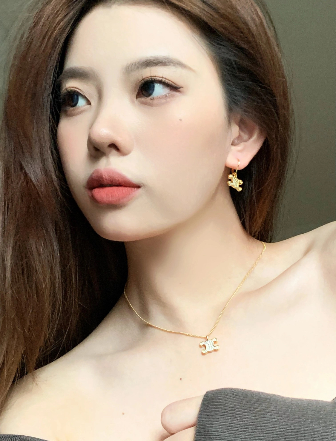 NO:634830,Many beauties wear this golden Arc de Triomphe necklace, necklace, Cartier high-end jewelry19860909好多美女戴了这个金色凯旋门项链,,necklace,卡迪亚高端饰品,Jewelry