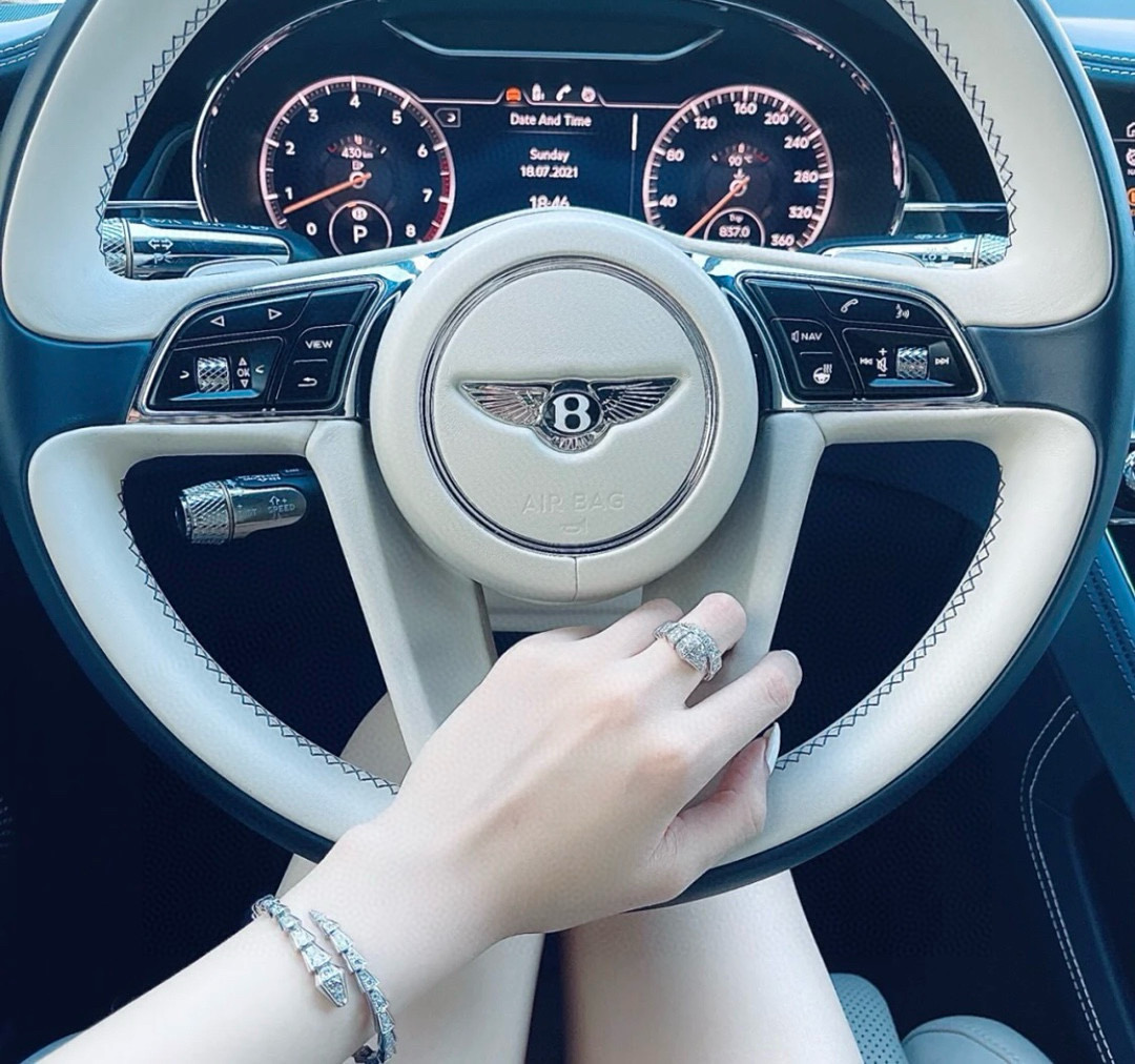 NO:634870,Bulgari bv snake bracelet is so classic, full of diamonds and white gold, double sparkle, bottega veneta, bvlgari, bracelet, Cartier high-end jewelry19860909宝格丽bv灵蛇手镯 太经典了 满钻白金色加倍闪耀,,bottega veneta,bvlgari,bracelet,卡迪亚高端饰品,Jewelry