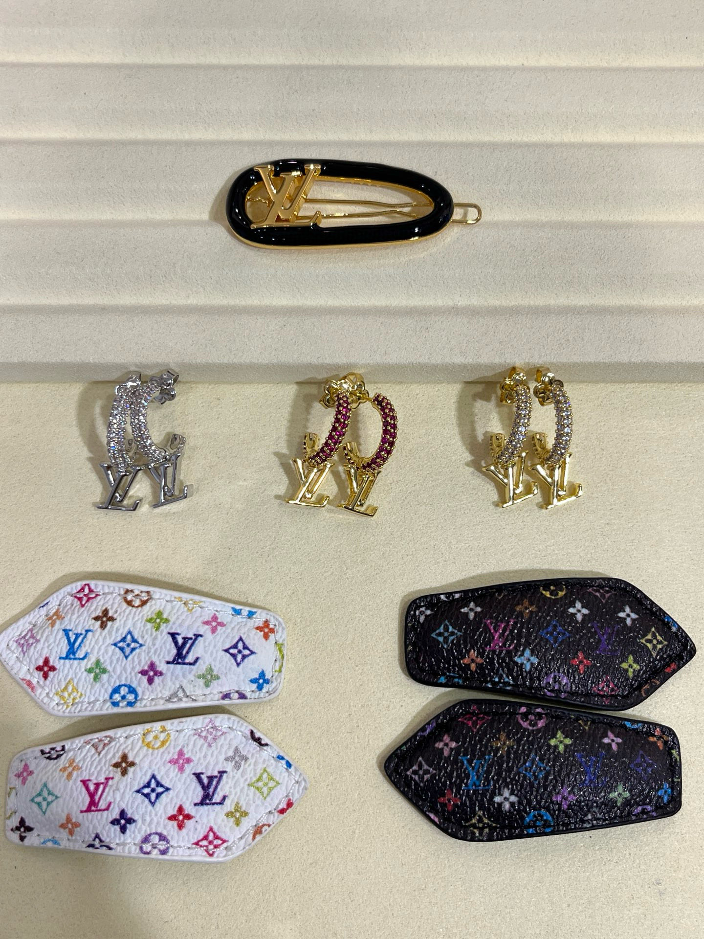 LV25年最新款配饰现货合集实拍\n\n耳环发夹现货都有随意搭配都好看