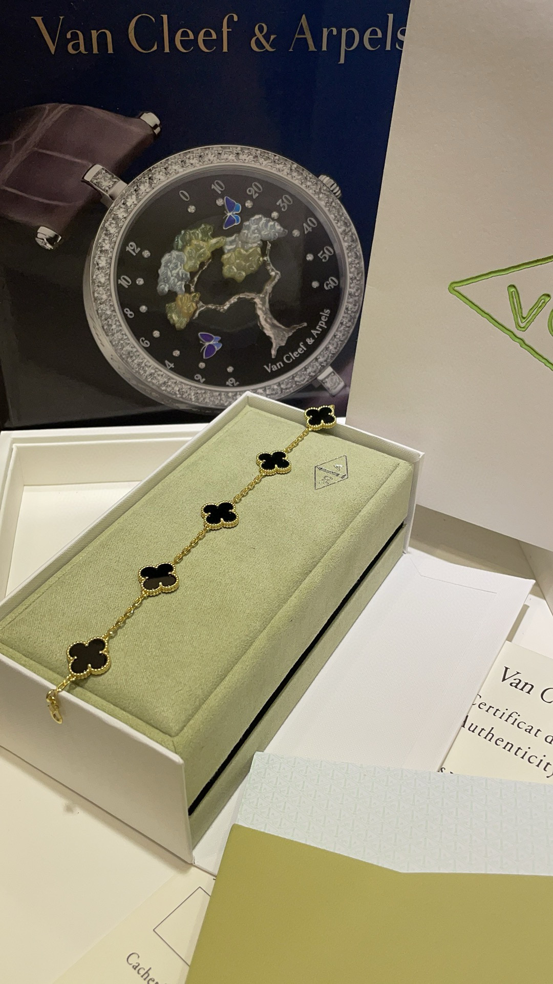 NO:635554,88320. The black five-flower & black agate five-flowered four-leaf clover gold bracelet arrived today. Gold1986090988320.今日到货黑五花  & 黑玛瑙五花四叶草金色手链 金色x黑玛瑙 黑金配色永不过时的经典 简简单单的非常百搭 又酷又时髦 实拍纯银材质厚镀真金玛瑙石 cnc珠宝工艺 高级百搭耐看,,bracelet,pure silver,卡迪亚高端饰品,Jewelry