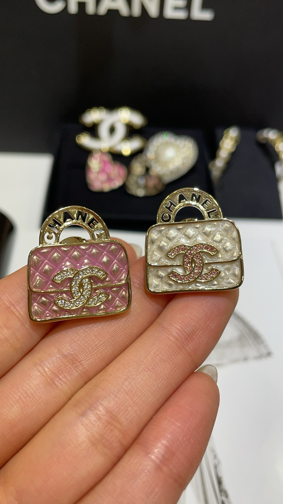 NO:634735,Buy brooches in autumn. They are all in stock. Collection of 2 detailed pictures of new brooches. Simple matching with clothes will look very tasteful, brooch, breastpin, Cardia high-end jewelry19860909入秋买胸针啦 都是现货 新款胸针细节图合集2 简单搭配衣服都会显得非常有品位,,brooch，breastpin,卡迪亚高端饰品,Jewelry