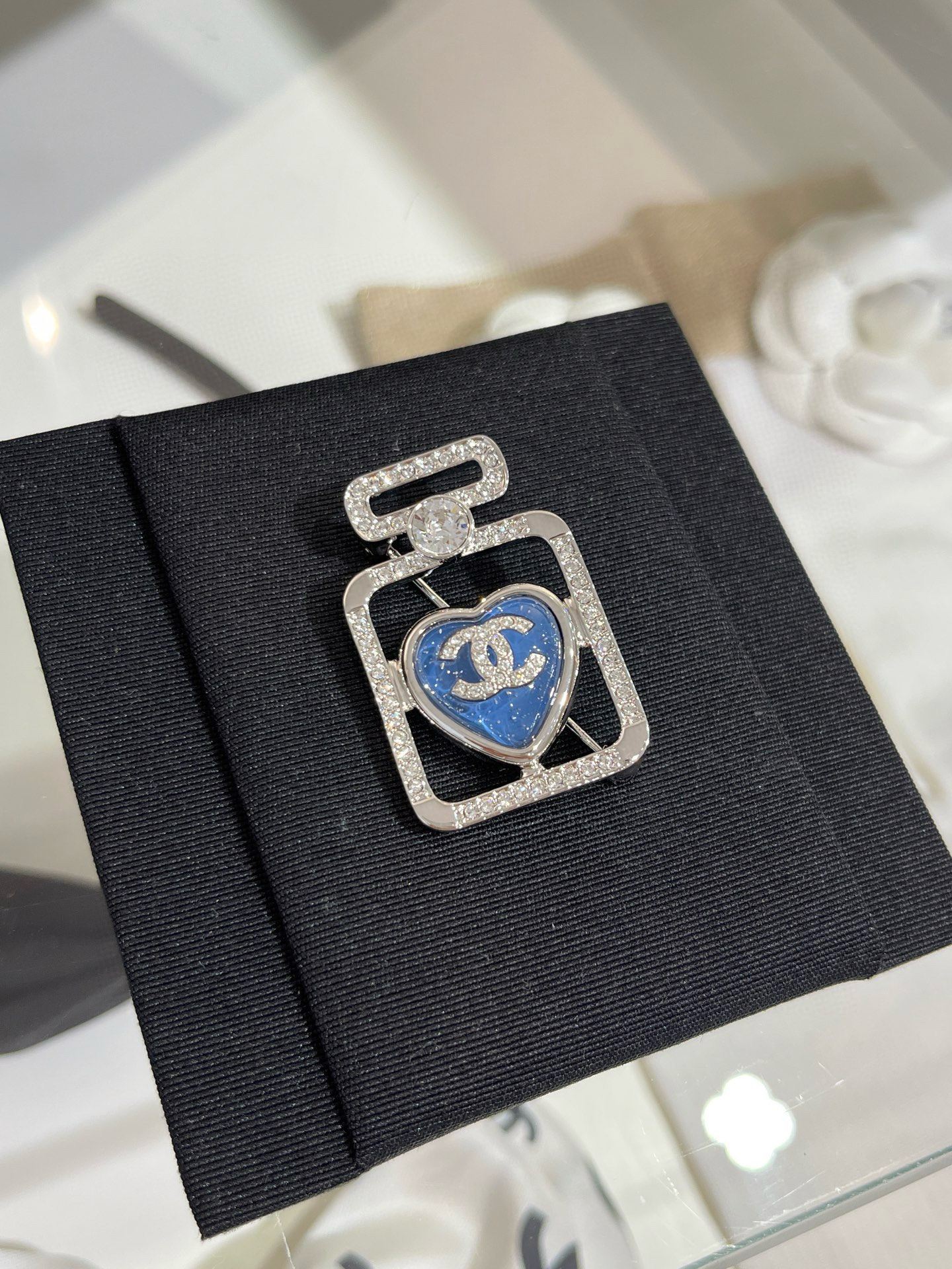 NO:634741,Buy brooches in autumn. They are all in stock. Collection of 5 detailed pictures of new brooches. Simple matching with clothes will look very tasteful, brooch, breastpin, Cardia high-end jewelry19860909入秋买胸针啦 都是现货 新款胸针细节图合集5 简单搭配衣服都会显得非常有品位,,brooch，breastpin,卡迪亚高端饰品,Jewelry