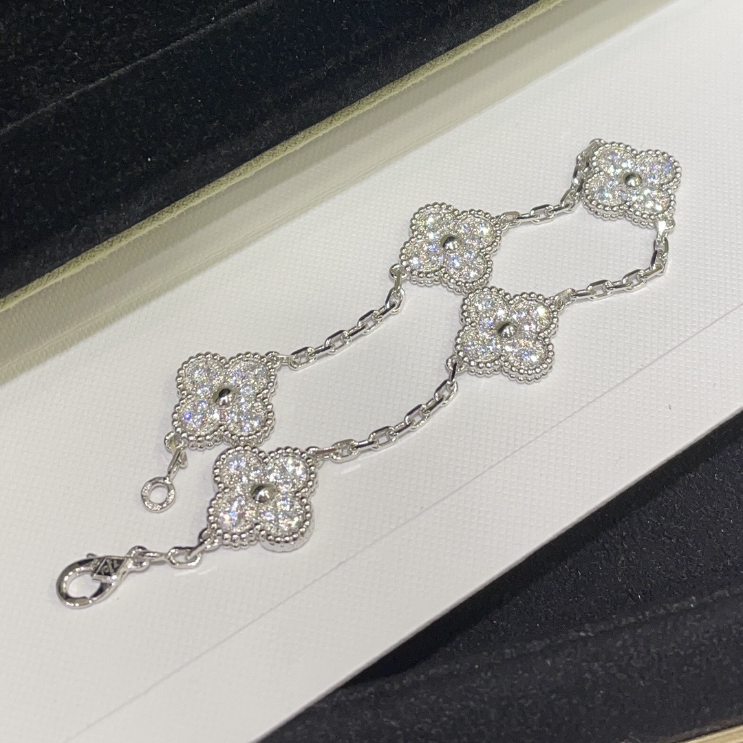 NO:741573,High-end jewelry series ready-to-use collection, classic five-flower bracelet, looks great when worn alone or stacked, bracelet, Cartier high-end jewelry19860909高级珠宝系列现货合集选款 经典五花手链 单戴叠戴都超好看,,bracelet,卡迪亚高端饰品,Jewelry