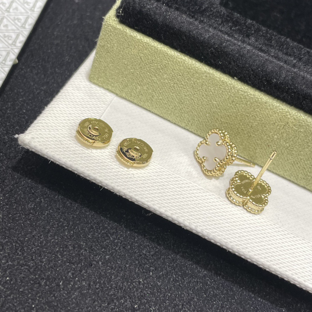 NO:816315,88220, arrived today, the classic must-have mini four-leaf clover earrings, white gold, red rose gold, all original vca colors, standard for white and rich ladies, the mini size is too cute and elegant for daily wear, zk real gold, real shot 925 sterling silver customization, pure silver, Cartier high-end jewelry1986090988220,今日到货经典款人手必备  mini四叶草耳钉 白金 ,红玫瑰金 都是vca原版配色 白富美名媛标配 mini尺寸日常佩戴太可爱太气质了 zk真金 实拍925纯银定制,,pure silver,卡迪亚高端饰品,Jewelry