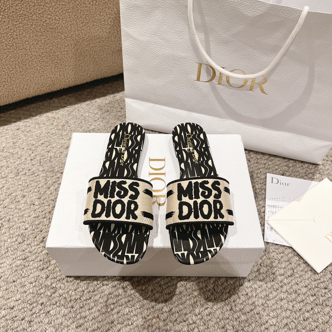 NO:167918,Purchase level!  The new Dior miss Dior series flat slippers, classic and beautiful masterpiece, the most popular spring and summer series of dior counters, both temperament, fashion, classic and durable design style, and the effect of the foot is particularly beautiful!  Original reproduction!  The upper is original custom canvas computer embroidery logo!  Inner/foot pad: Original custom imported water-washed cowhide piri!  Italian A-grade leather outsole!  Heel height 1.5cm, size 34-43 (34, 40, 41, 42, 43 customized, non-return and exchange), slippers, dior, dior, slippers, cowhide, Leather soles19860909代购级别！ 新款迪奥miss Dior 系列平底拖鞋,经典上乘美艳力作 dior专柜最火春夏系列 兼备气质 时尚 经典耐看的设计风格 上脚效果特别美！原版复刻制作！ 鞋面原版定制帆布电脑刺绣Logo！ 内里/垫脚:原版定制进口水洗牛皮皮里 ！ 意大利A级真皮大底！ 跟高1.5cm 码数34-43（34,40,41,42,43定制不退换）,拖鞋,dior,dior,slippers,cowhide,Leather soles,Women's Shoes