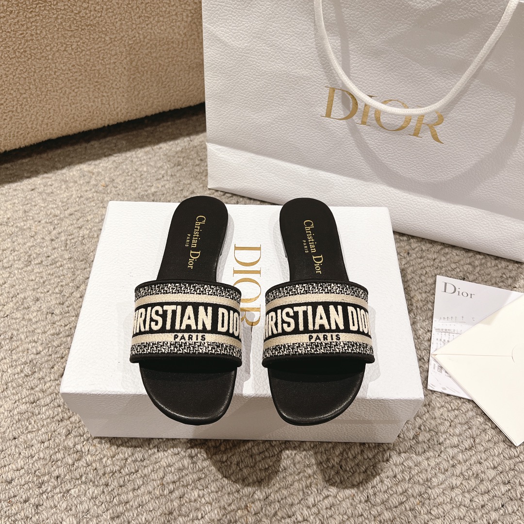 NO:253284,Purchase level!  Dior logo computer embroidered canvas flat slippers classic and beautiful masterpiece, the most popular spring and summer series of Dior counters, both temperament, fashion, classic and durable design style, and the effect of the foot is particularly beautiful!  Original reproduction!  Upper: Original custom canvas computer embroidery logo!  Inner/foot pad: Original custom imported water-washed cowhide piri!  Italian A-grade leather outsole!  Slippers, dior, dior, slippers, cowhide, Leather soles19860909代购级别！ 迪奥logo电脑绣帆布平底拖鞋经典上乘美艳力作 dior专柜最火春夏系列 兼备气质 时尚 经典耐看的设计风格 上脚效果特别美！原版复刻制作！ 鞋面:原版定制帆布电脑刺绣Logo！ 内里/垫脚:原版定制进口水洗牛皮皮里 ！ 意大利A级真皮大底！ 码数34-43（34,40,41,42,43定制不退换）,拖鞋,dior,dior,slippers,cowhide,Leather soles,Women's Shoes