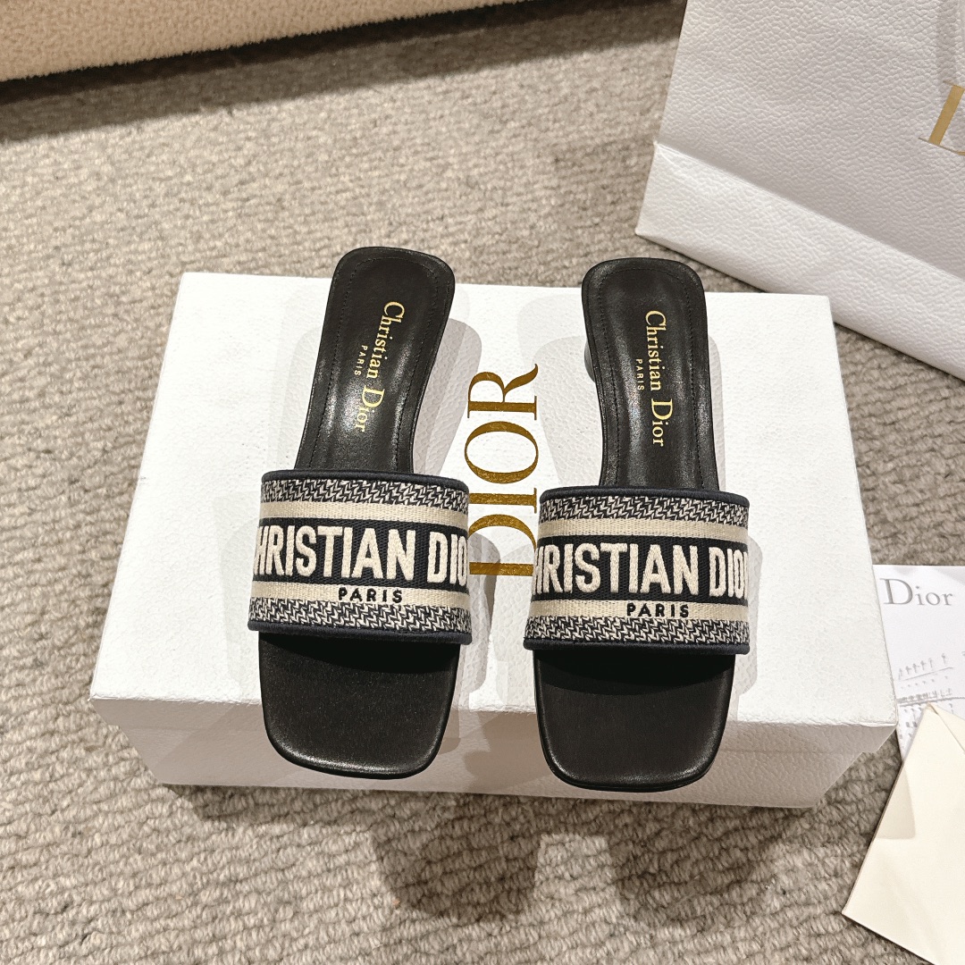 NO:253290,Purchase level!  Dior logo computer embroidered canvas flat slippers classic and beautiful masterpiece, the most popular spring and summer series of Dior counters, both temperament, fashion, classic and durable design style, and the effect of the foot is particularly beautiful!  Original reproduction!  Upper: Original custom canvas computer embroidery logo!  Inner/foot pad: Original custom imported water-washed cowhide piri!  Italian A-grade leather outsole!  Heel height 3.5cm, size 34-43 (34, 40, 41, 42, 43 customized, non-return and exchange), slippers, dior, dior, slippers, cowhide, Leather soles19860909代购级别！ 迪奥logo电脑绣帆布平底拖鞋经典上乘美艳力作 dior专柜最火春夏系列 兼备气质 时尚 经典耐看的设计风格 上脚效果特别美！原版复刻制作！ 鞋面:原版定制帆布电脑刺绣Logo！ 内里/垫脚:原版定制进口水洗牛皮皮里 ！ 意大利A级真皮大底！ 跟高3.5cm 码数34-43（34,40,41,42,43定制不退换）,拖鞋,dior,dior,slippers,cowhide,Leather soles,Women's Shoes