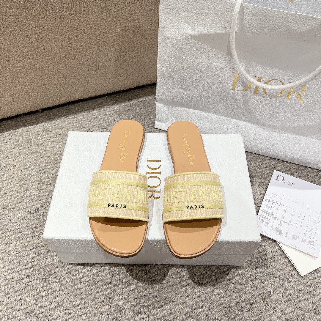 NO:167894,Purchase level!  Dior logo embroidered jelly color natural raffia grass cotton upper flat slippers, classic and beautiful masterpiece, the most popular spring and summer series of dior counters, both temperament, fashion, classic and durable design style, the effect of the foot is particularly beautiful!  Original reproduction!  Upper: Original custom raffia embroidered logo!  Inner/foot pad: Original custom imported water-washed cowhide piri!  Italian A-grade leather outsole!  Heel height 1.5cm, size 34-43 (34, 40, 41, 42, 43 customized, non-return and exchange), slippers, dior, dior, slippers, cowhide, Leather soles19860909代购级别！ 迪奥logo刺绣果冻色自然色酒椰草棉质鞋面饰的平底拖鞋,经典上乘美艳力作 dior专柜最火春夏系列 兼备气质 时尚 经典耐看的设计风格 上脚效果特别美！原版复刻制作！ 鞋面:原版定制酒椰草刺绣Logo！ 内里/垫脚:原版定制进口水洗牛皮皮里 ！ 意大利A级真皮大底！ 跟高1.5cm 码数34-43（34,40,41,42,43定制不退换）,拖鞋,dior,dior,slippers,cowhide,Leather soles,Women's Shoes